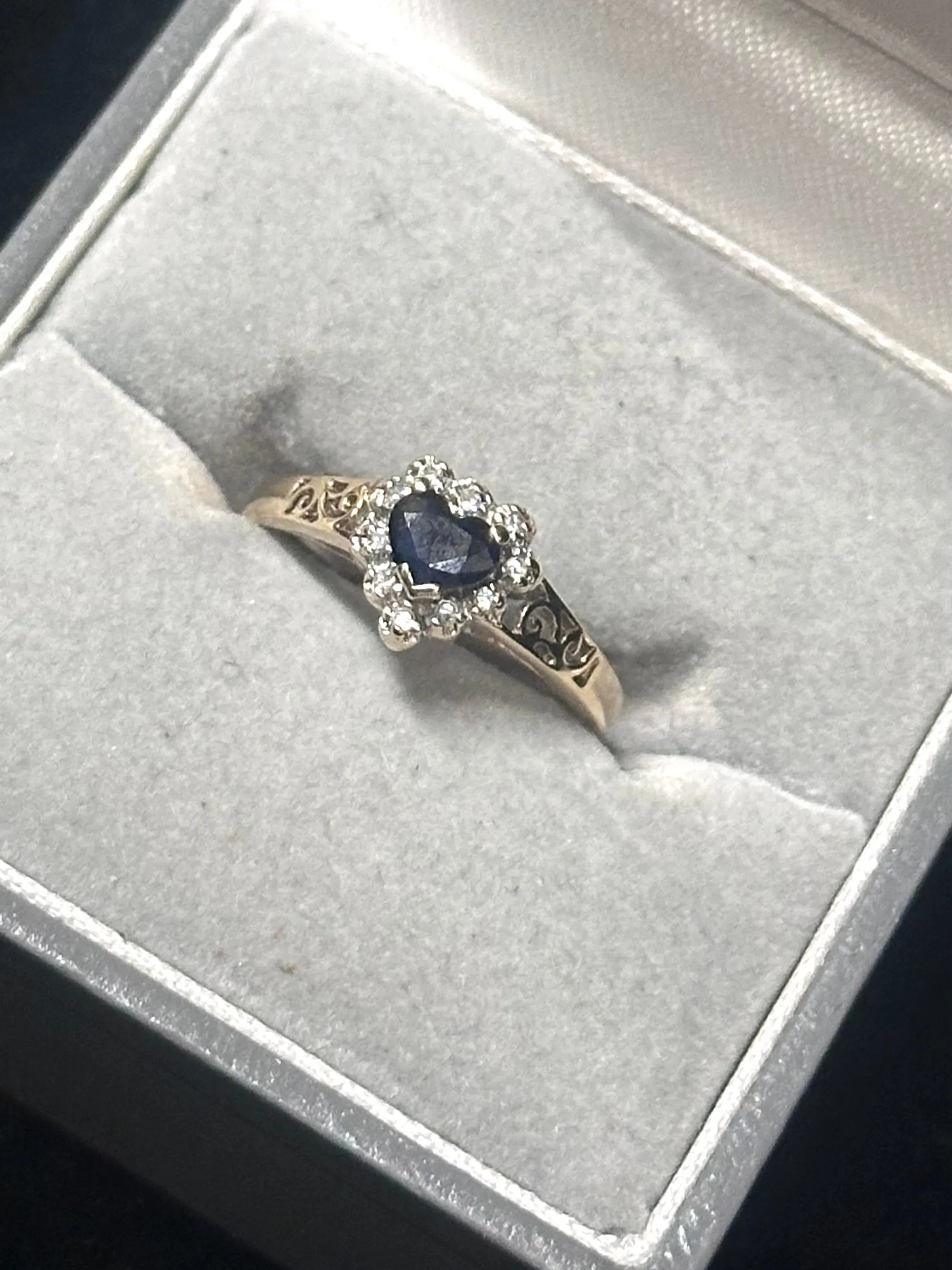 BEAUTIFUL LADIES HEART SAPPHIRE & DIAMONDS YELLOW GOLD RING- $6K  APR w/ CoA!!!!