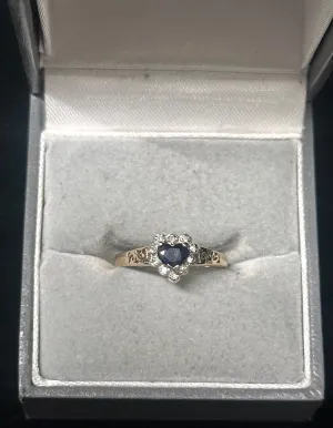 BEAUTIFUL LADIES HEART SAPPHIRE & DIAMONDS YELLOW GOLD RING- $6K  APR w/ CoA!!!!