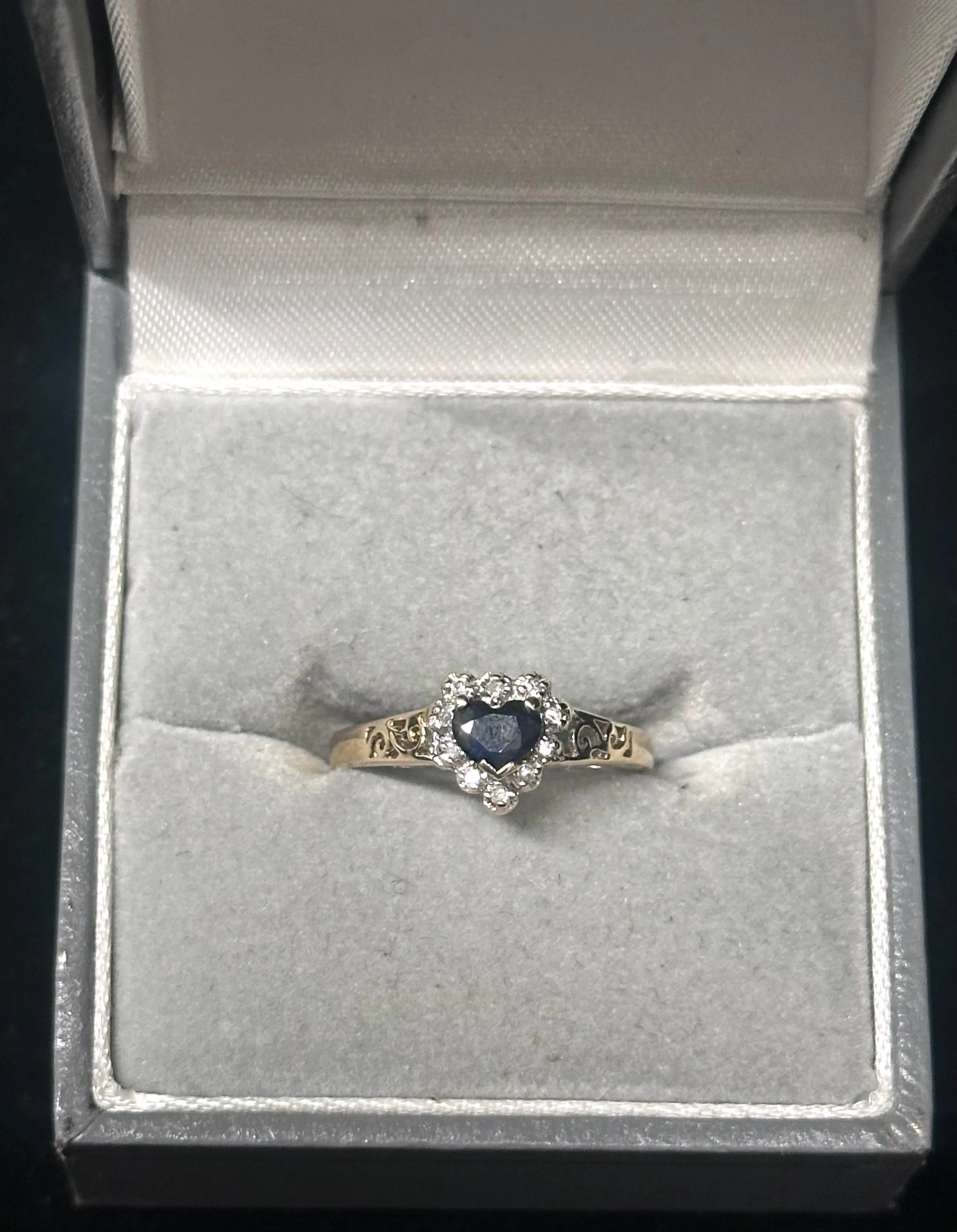 BEAUTIFUL LADIES HEART SAPPHIRE & DIAMONDS YELLOW GOLD RING- $6K  APR w/ CoA!!!!