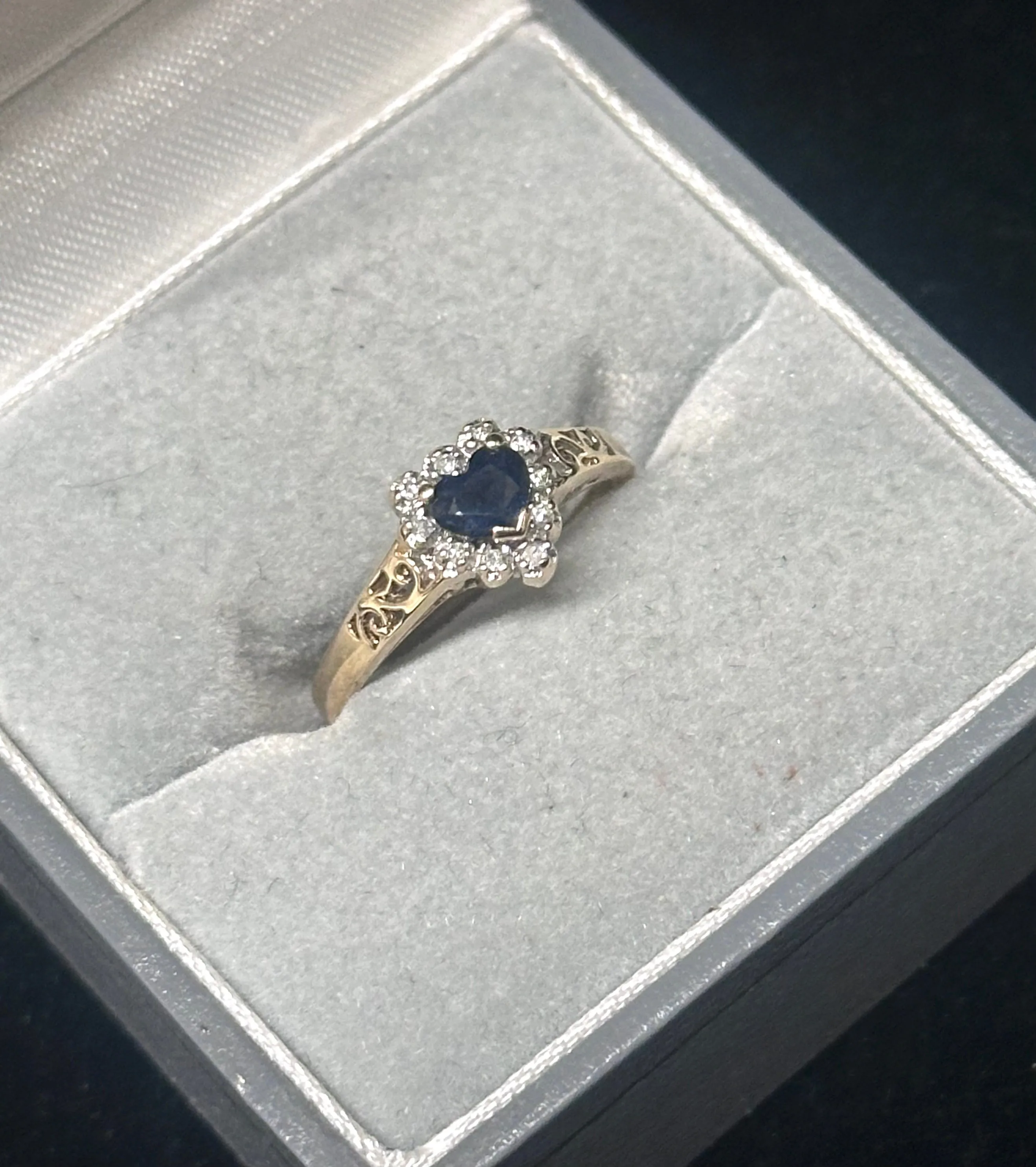 BEAUTIFUL LADIES HEART SAPPHIRE & DIAMONDS YELLOW GOLD RING- $6K  APR w/ CoA!!!!