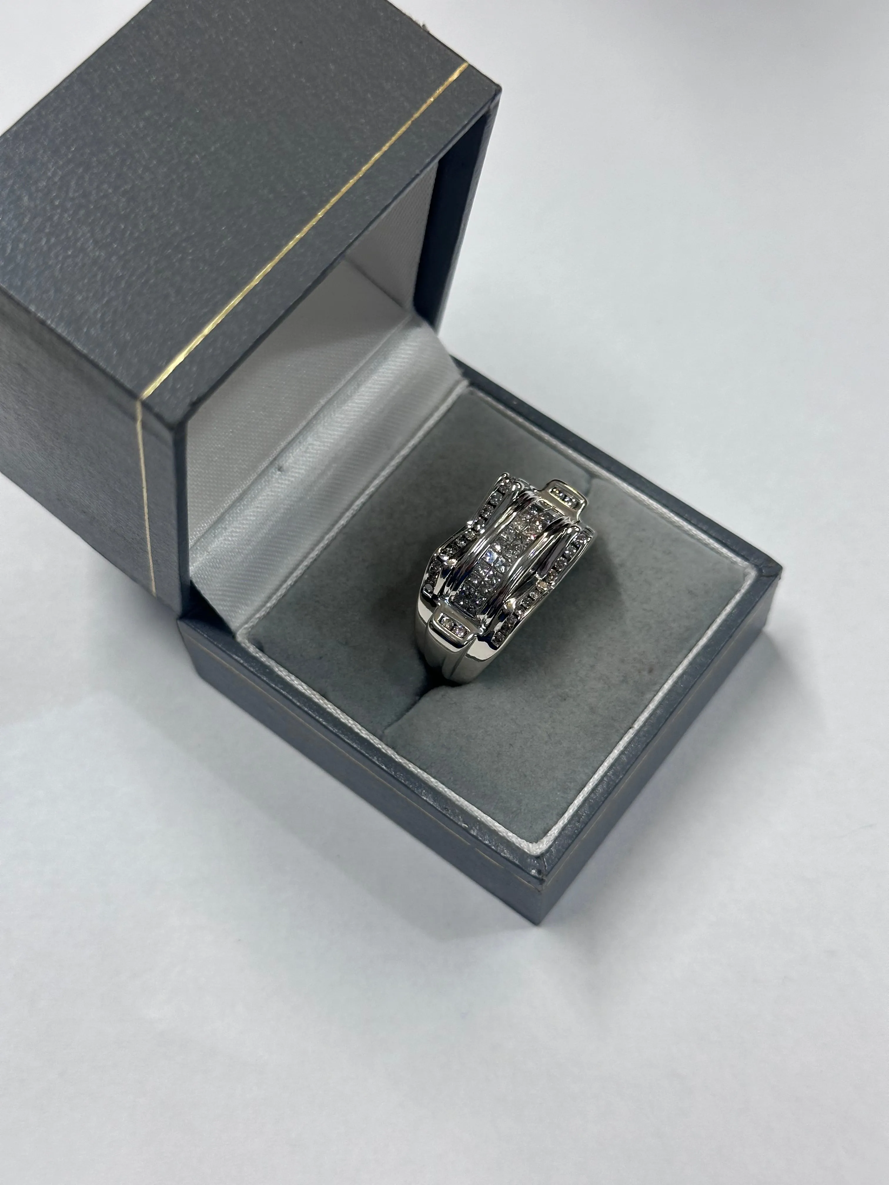 BEAUTIFUL UNIQUE DESIGNER UNISEX DIAMOND WHITE GOLD RING  - $10K  APR w/ CoA!!!!