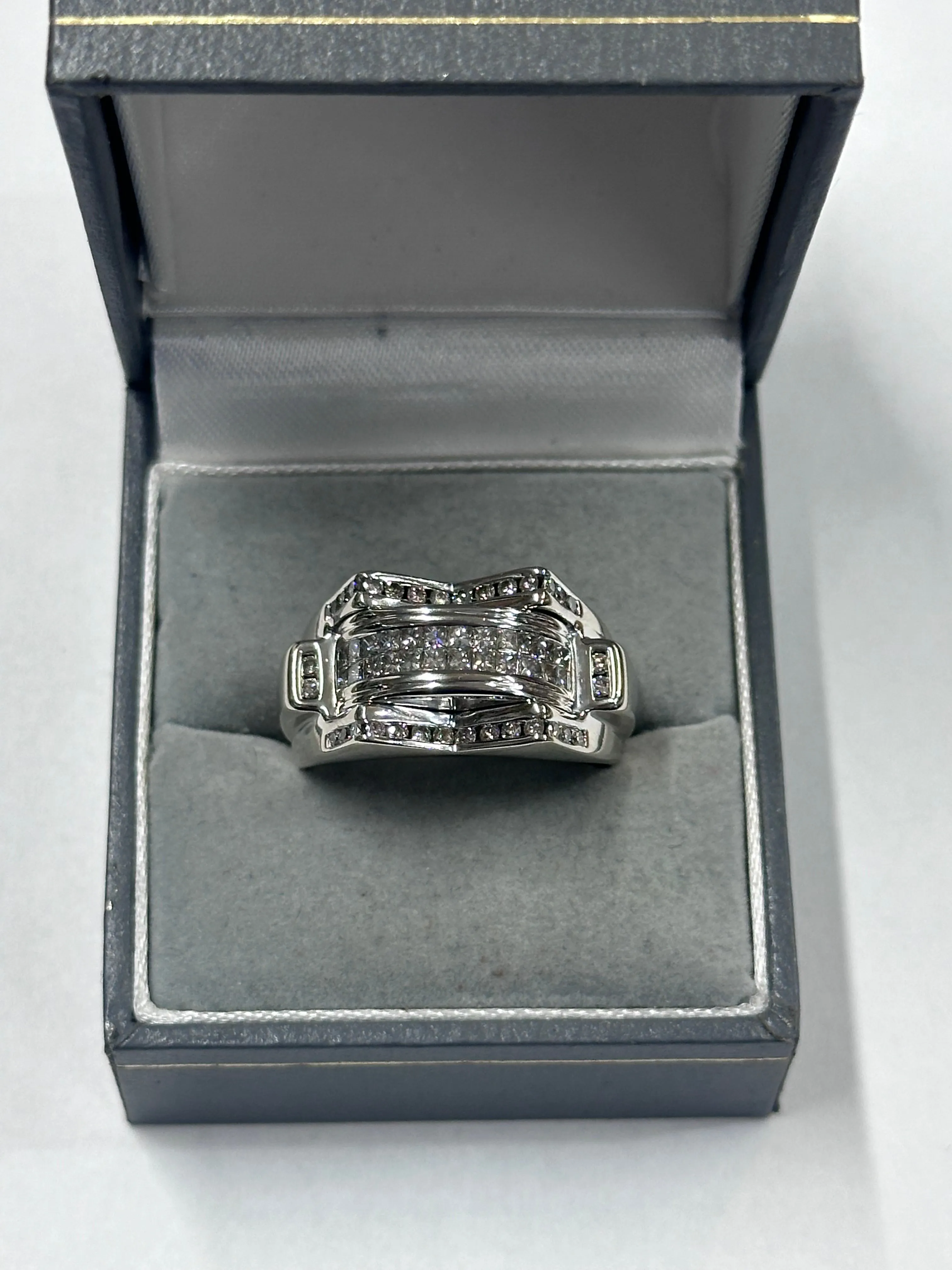 BEAUTIFUL UNIQUE DESIGNER UNISEX DIAMOND WHITE GOLD RING  - $10K  APR w/ CoA!!!!
