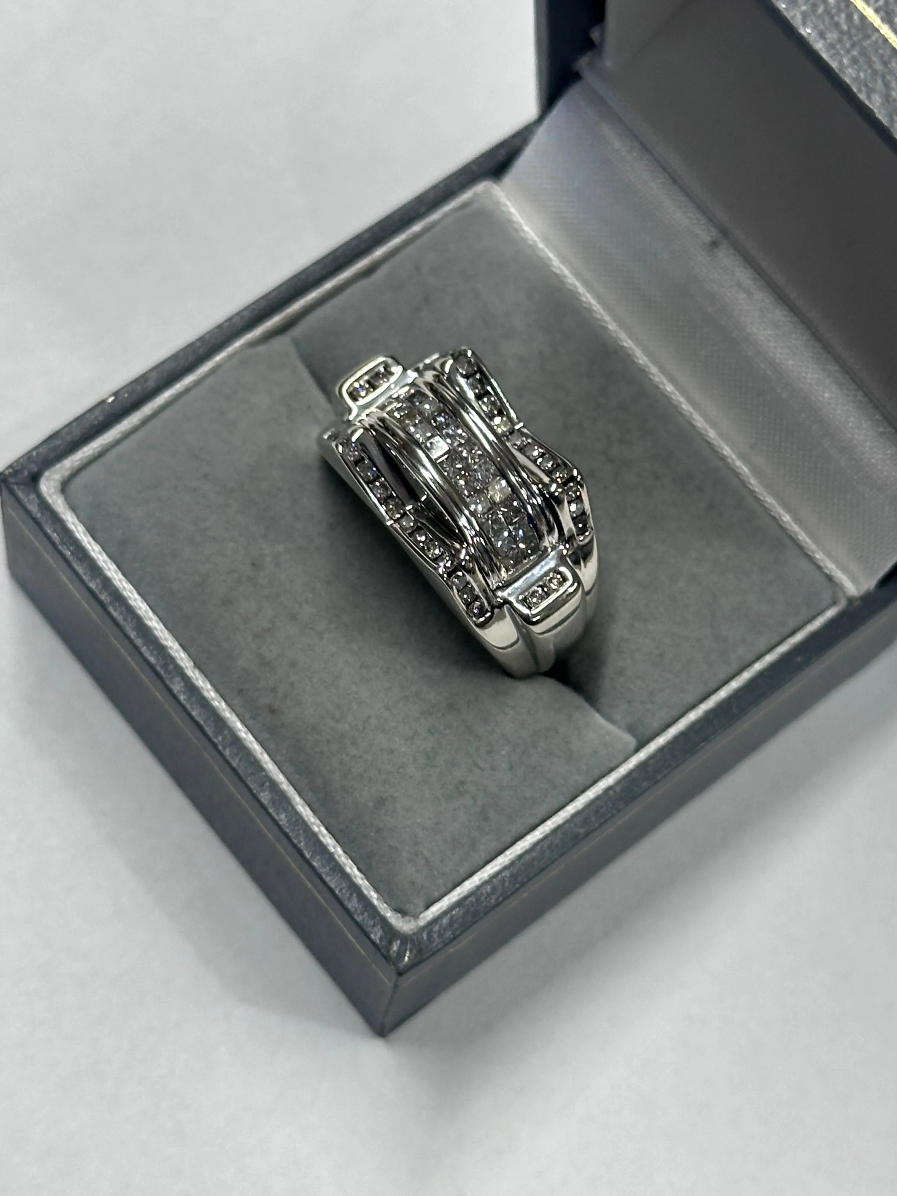 BEAUTIFUL UNIQUE DESIGNER UNISEX DIAMOND WHITE GOLD RING  - $10K  APR w/ CoA!!!!